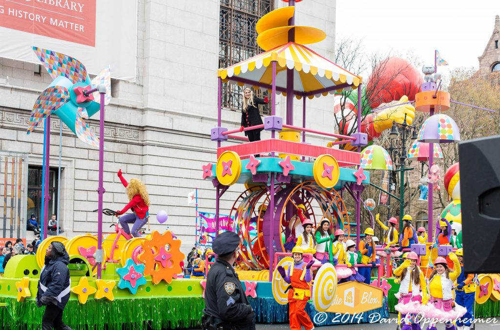 Meghan Trainor GoldieBlox Macys Parade 4290 scaled