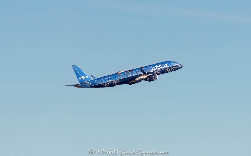 jetBlue Embraer 190 N304JB Jet Takeoff at LaGuardia Airport